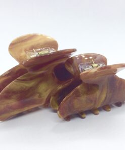 Få en god hårdag hver dag Med vores udvalg af håraccessories. Gå efter retro-looket med hårklemmer i 90’er-stil og hårbøjler, eller silkeglatte scrunchies og flotte hårbånd, som gør den almindelige hestehale ekstra fin. Til de mere formelle begivenheder har vi hårklemmer med perler og matchende øreringe. Uanset lejligheden kan du opgradere dit look med disse håraccessories. Du finder vores hårklemmer lige her og vores hårspænder lige her Hårpynt til kvinder og børn alt i hårklemmer hårspænder hårbøjler og meget meget mere. Vi ved, hvor vigtigt det er at finde den perfekte hårklemme. Som passer til ens egen hårtype. Derfor har vi et stort sortiment af hårklemmer, så du kan finde din personlige favorit! Her kan du finde flere hårklemmer, i forskellige modeller, størrelser og farver. For at du nemt skal kunne finde noget ,som passer til dig både til hverdag og fest. Hos os, kan du shoppe hårklemmer online efter dine ønskemål. Her kan du vælge hårklemmer i plastik, metal og i de materialer, som du foretrækker. Lige meget om det er store og små til din hårtype. Vælg frit, mellem de klassiske ensfarvede hårklemmer, til sæsonenes trendy farver og dekorative hårklemmer med glassten, perler i plast, blomster og meget mere. Hårpynt til kvinder og børn alt i hårklemmer hårspænder hårbøjler og meget meget mere.