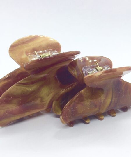 Få en god hårdag hver dag Med vores udvalg af håraccessories. Gå efter retro-looket med hårklemmer i 90’er-stil og hårbøjler, eller silkeglatte scrunchies og flotte hårbånd, som gør den almindelige hestehale ekstra fin. Til de mere formelle begivenheder har vi hårklemmer med perler og matchende øreringe. Uanset lejligheden kan du opgradere dit look med disse håraccessories. Du finder vores hårklemmer lige her og vores hårspænder lige her Hårpynt til kvinder og børn alt i hårklemmer hårspænder hårbøjler og meget meget mere. Vi ved, hvor vigtigt det er at finde den perfekte hårklemme. Som passer til ens egen hårtype. Derfor har vi et stort sortiment af hårklemmer, så du kan finde din personlige favorit! Her kan du finde flere hårklemmer, i forskellige modeller, størrelser og farver. For at du nemt skal kunne finde noget ,som passer til dig både til hverdag og fest. Hos os, kan du shoppe hårklemmer online efter dine ønskemål. Her kan du vælge hårklemmer i plastik, metal og i de materialer, som du foretrækker. Lige meget om det er store og små til din hårtype. Vælg frit, mellem de klassiske ensfarvede hårklemmer, til sæsonenes trendy farver og dekorative hårklemmer med glassten, perler i plast, blomster og meget mere. Hårpynt til kvinder og børn alt i hårklemmer hårspænder hårbøjler og meget meget mere.