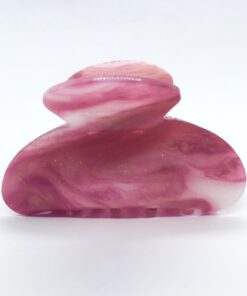 Få en god hårdag hver dag Med vores udvalg af håraccessories. Gå efter retro-looket med hårklemmer i 90’er-stil og hårbøjler, eller silkeglatte scrunchies og flotte hårbånd, som gør den almindelige hestehale ekstra fin. Til de mere formelle begivenheder har vi hårklemmer med perler og matchende øreringe. Uanset lejligheden kan du opgradere dit look med disse håraccessories. Du finder vores hårklemmer lige her og vores hårspænder lige her Hårpynt til kvinder og børn alt i hårklemmer hårspænder hårbøjler og meget meget mere. Vi ved, hvor vigtigt det er at finde den perfekte hårklemme. Som passer til ens egen hårtype. Derfor har vi et stort sortiment af hårklemmer, så du kan finde din personlige favorit! Her kan du finde flere hårklemmer, i forskellige modeller, størrelser og farver. For at du nemt skal kunne finde noget ,som passer til dig både til hverdag og fest. Hos os, kan du shoppe hårklemmer online efter dine ønskemål. Her kan du vælge hårklemmer i plastik, metal og i de materialer, som du foretrækker. Lige meget om det er store og små til din hårtype. Vælg frit, mellem de klassiske ensfarvede hårklemmer, til sæsonenes trendy farver og dekorative hårklemmer med glassten, perler i plast, blomster og meget mere. Hårpynt til kvinder og børn alt i hårklemmer hårspænder hårbøjler og meget meget mere.