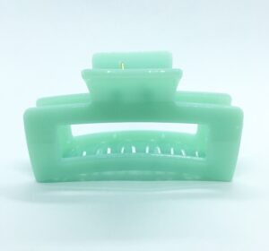 Få en god hårdag hver dag Med vores udvalg af håraccessories. Gå efter retro-looket med hårklemmer i 90’er-stil og hårbøjler, eller silkeglatte scrunchies og flotte hårbånd, som gør den almindelige hestehale ekstra fin. Til de mere formelle begivenheder har vi hårklemmer med perler og matchende øreringe. Uanset lejligheden kan du opgradere dit look med disse håraccessories. Du finder vores hårklemmer lige her og vores hårspænder lige her Hårpynt til kvinder og børn alt i hårklemmer hårspænder hårbøjler og meget meget mere. Vi ved, hvor vigtigt det er at finde den perfekte hårklemme. Som passer til ens egen hårtype. Derfor har vi et stort sortiment af hårklemmer, så du kan finde din personlige favorit! Her kan du finde flere hårklemmer, i forskellige modeller, størrelser og farver. For at du nemt skal kunne finde noget ,som passer til dig både til hverdag og fest. Hos os, kan du shoppe hårklemmer online efter dine ønskemål. Her kan du vælge hårklemmer i plastik, metal og i de materialer, som du foretrækker. Lige meget om det er store og små til din hårtype. Vælg frit, mellem de klassiske ensfarvede hårklemmer, til sæsonenes trendy farver og dekorative hårklemmer med glassten, perler i plast, blomster og meget mere. Hårpynt til kvinder og børn alt i hårklemmer hårspænder hårbøjler og meget meget mere.