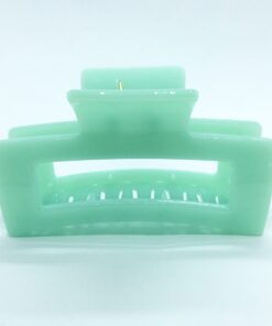 Få en god hårdag hver dag Med vores udvalg af håraccessories. Gå efter retro-looket med hårklemmer i 90’er-stil og hårbøjler, eller silkeglatte scrunchies og flotte hårbånd, som gør den almindelige hestehale ekstra fin. Til de mere formelle begivenheder har vi hårklemmer med perler og matchende øreringe. Uanset lejligheden kan du opgradere dit look med disse håraccessories. Du finder vores hårklemmer lige her og vores hårspænder lige her Hårpynt til kvinder og børn alt i hårklemmer hårspænder hårbøjler og meget meget mere. Vi ved, hvor vigtigt det er at finde den perfekte hårklemme. Som passer til ens egen hårtype. Derfor har vi et stort sortiment af hårklemmer, så du kan finde din personlige favorit! Her kan du finde flere hårklemmer, i forskellige modeller, størrelser og farver. For at du nemt skal kunne finde noget ,som passer til dig både til hverdag og fest. Hos os, kan du shoppe hårklemmer online efter dine ønskemål. Her kan du vælge hårklemmer i plastik, metal og i de materialer, som du foretrækker. Lige meget om det er store og små til din hårtype. Vælg frit, mellem de klassiske ensfarvede hårklemmer, til sæsonenes trendy farver og dekorative hårklemmer med glassten, perler i plast, blomster og meget mere. Hårpynt til kvinder og børn alt i hårklemmer hårspænder hårbøjler og meget meget mere.