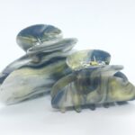 Få en god hårdag hver dag Med vores udvalg af håraccessories. Gå efter retro-looket med hårklemmer i 90’er-stil og hårbøjler, eller silkeglatte scrunchies og flotte hårbånd, som gør den almindelige hestehale ekstra fin. Til de mere formelle begivenheder har vi hårklemmer med perler og matchende øreringe. Uanset lejligheden kan du opgradere dit look med disse håraccessories. Du finder vores hårklemmer lige her og vores hårspænder lige her Hårpynt til kvinder og børn alt i hårklemmer hårspænder hårbøjler og meget meget mere. Vi ved, hvor vigtigt det er at finde den perfekte hårklemme. Som passer til ens egen hårtype. Derfor har vi et stort sortiment af hårklemmer, så du kan finde din personlige favorit! Her kan du finde flere hårklemmer, i forskellige modeller, størrelser og farver. For at du nemt skal kunne finde noget ,som passer til dig både til hverdag og fest. Hos os, kan du shoppe hårklemmer online efter dine ønskemål. Her kan du vælge hårklemmer i plastik, metal og i de materialer, som du foretrækker. Lige meget om det er store og små til din hårtype. Vælg frit, mellem de klassiske ensfarvede hårklemmer, til sæsonenes trendy farver og dekorative hårklemmer med glassten, perler i plast, blomster og meget mere. Hårpynt til kvinder og børn alt i hårklemmer hårspænder hårbøjler og meget meget mere.