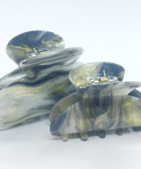 Få en god hårdag hver dag Med vores udvalg af håraccessories. Gå efter retro-looket med hårklemmer i 90’er-stil og hårbøjler, eller silkeglatte scrunchies og flotte hårbånd, som gør den almindelige hestehale ekstra fin. Til de mere formelle begivenheder har vi hårklemmer med perler og matchende øreringe. Uanset lejligheden kan du opgradere dit look med disse håraccessories. Du finder vores hårklemmer lige her og vores hårspænder lige her Hårpynt til kvinder og børn alt i hårklemmer hårspænder hårbøjler og meget meget mere. Vi ved, hvor vigtigt det er at finde den perfekte hårklemme. Som passer til ens egen hårtype. Derfor har vi et stort sortiment af hårklemmer, så du kan finde din personlige favorit! Her kan du finde flere hårklemmer, i forskellige modeller, størrelser og farver. For at du nemt skal kunne finde noget ,som passer til dig både til hverdag og fest. Hos os, kan du shoppe hårklemmer online efter dine ønskemål. Her kan du vælge hårklemmer i plastik, metal og i de materialer, som du foretrækker. Lige meget om det er store og små til din hårtype. Vælg frit, mellem de klassiske ensfarvede hårklemmer, til sæsonenes trendy farver og dekorative hårklemmer med glassten, perler i plast, blomster og meget mere. Hårpynt til kvinder og børn alt i hårklemmer hårspænder hårbøjler og meget meget mere.