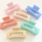 Få en god hårdag hver dag Med vores udvalg af håraccessories. Gå efter retro-looket med hårklemmer i 90’er-stil og hårbøjler, eller silkeglatte scrunchies og flotte hårbånd, som gør den almindelige hestehale ekstra fin. Til de mere formelle begivenheder har vi hårklemmer med perler og matchende øreringe. Uanset lejligheden kan du opgradere dit look med disse håraccessories. Du finder vores hårklemmer lige her og vores hårspænder lige her Hårpynt til kvinder og børn alt i hårklemmer hårspænder hårbøjler og meget meget mere. Vi ved, hvor vigtigt det er at finde den perfekte hårklemme. Som passer til ens egen hårtype. Derfor har vi et stort sortiment af hårklemmer, så du kan finde din personlige favorit! Her kan du finde flere hårklemmer, i forskellige modeller, størrelser og farver. For at du nemt skal kunne finde noget ,som passer til dig både til hverdag og fest. Hos os, kan du shoppe hårklemmer online efter dine ønskemål. Her kan du vælge hårklemmer i plastik, metal og i de materialer, som du foretrækker. Lige meget om det er store og små til din hårtype. Vælg frit, mellem de klassiske ensfarvede hårklemmer, til sæsonenes trendy farver og dekorative hårklemmer med glassten, perler i plast, blomster og meget mere. Hårpynt til kvinder og børn alt i hårklemmer hårspænder hårbøjler og meget meget mere.