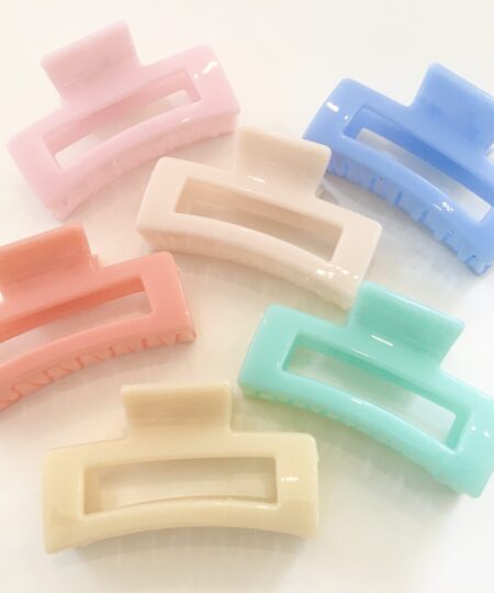 Få en god hårdag hver dag Med vores udvalg af håraccessories. Gå efter retro-looket med hårklemmer i 90’er-stil og hårbøjler, eller silkeglatte scrunchies og flotte hårbånd, som gør den almindelige hestehale ekstra fin. Til de mere formelle begivenheder har vi hårklemmer med perler og matchende øreringe. Uanset lejligheden kan du opgradere dit look med disse håraccessories. Du finder vores hårklemmer lige her og vores hårspænder lige her Hårpynt til kvinder og børn alt i hårklemmer hårspænder hårbøjler og meget meget mere. Vi ved, hvor vigtigt det er at finde den perfekte hårklemme. Som passer til ens egen hårtype. Derfor har vi et stort sortiment af hårklemmer, så du kan finde din personlige favorit! Her kan du finde flere hårklemmer, i forskellige modeller, størrelser og farver. For at du nemt skal kunne finde noget ,som passer til dig både til hverdag og fest. Hos os, kan du shoppe hårklemmer online efter dine ønskemål. Her kan du vælge hårklemmer i plastik, metal og i de materialer, som du foretrækker. Lige meget om det er store og små til din hårtype. Vælg frit, mellem de klassiske ensfarvede hårklemmer, til sæsonenes trendy farver og dekorative hårklemmer med glassten, perler i plast, blomster og meget mere. Hårpynt til kvinder og børn alt i hårklemmer hårspænder hårbøjler og meget meget mere.