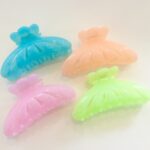 Få en god hårdag hver dag Med vores udvalg af håraccessories. Gå efter retro-looket med hårklemmer i 90’er-stil og hårbøjler, eller silkeglatte scrunchies og flotte hårbånd, som gør den almindelige hestehale ekstra fin. Til de mere formelle begivenheder har vi hårklemmer med perler og matchende øreringe. Uanset lejligheden kan du opgradere dit look med disse håraccessories. Du finder vores hårklemmer lige her og vores hårspænder lige her Hårpynt til kvinder og børn alt i hårklemmer hårspænder hårbøjler og meget meget mere. Vi ved, hvor vigtigt det er at finde den perfekte hårklemme. Som passer til ens egen hårtype. Derfor har vi et stort sortiment af hårklemmer, så du kan finde din personlige favorit! Her kan du finde flere hårklemmer, i forskellige modeller, størrelser og farver. For at du nemt skal kunne finde noget ,som passer til dig både til hverdag og fest. Hos os, kan du shoppe hårklemmer online efter dine ønskemål. Her kan du vælge hårklemmer i plastik, metal og i de materialer, som du foretrækker. Lige meget om det er store og små til din hårtype. Vælg frit, mellem de klassiske ensfarvede hårklemmer, til sæsonenes trendy farver og dekorative hårklemmer med glassten, perler i plast, blomster og meget mere. Hårpynt til kvinder og børn alt i hårklemmer hårspænder hårbøjler og meget meget mere.