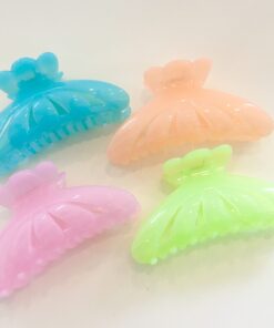 Få en god hårdag hver dag Med vores udvalg af håraccessories. Gå efter retro-looket med hårklemmer i 90’er-stil og hårbøjler, eller silkeglatte scrunchies og flotte hårbånd, som gør den almindelige hestehale ekstra fin. Til de mere formelle begivenheder har vi hårklemmer med perler og matchende øreringe. Uanset lejligheden kan du opgradere dit look med disse håraccessories. Du finder vores hårklemmer lige her og vores hårspænder lige her Hårpynt til kvinder og børn alt i hårklemmer hårspænder hårbøjler og meget meget mere. Vi ved, hvor vigtigt det er at finde den perfekte hårklemme. Som passer til ens egen hårtype. Derfor har vi et stort sortiment af hårklemmer, så du kan finde din personlige favorit! Her kan du finde flere hårklemmer, i forskellige modeller, størrelser og farver. For at du nemt skal kunne finde noget ,som passer til dig både til hverdag og fest. Hos os, kan du shoppe hårklemmer online efter dine ønskemål. Her kan du vælge hårklemmer i plastik, metal og i de materialer, som du foretrækker. Lige meget om det er store og små til din hårtype. Vælg frit, mellem de klassiske ensfarvede hårklemmer, til sæsonenes trendy farver og dekorative hårklemmer med glassten, perler i plast, blomster og meget mere. Hårpynt til kvinder og børn alt i hårklemmer hårspænder hårbøjler og meget meget mere.