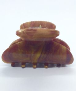 Få en god hårdag hver dag Med vores udvalg af håraccessories. Gå efter retro-looket med hårklemmer i 90’er-stil og hårbøjler, eller silkeglatte scrunchies og flotte hårbånd, som gør den almindelige hestehale ekstra fin. Til de mere formelle begivenheder har vi hårklemmer med perler og matchende øreringe. Uanset lejligheden kan du opgradere dit look med disse håraccessories. Du finder vores hårklemmer lige her og vores hårspænder lige her Hårpynt til kvinder og børn alt i hårklemmer hårspænder hårbøjler og meget meget mere. Vi ved, hvor vigtigt det er at finde den perfekte hårklemme. Som passer til ens egen hårtype. Derfor har vi et stort sortiment af hårklemmer, så du kan finde din personlige favorit! Her kan du finde flere hårklemmer, i forskellige modeller, størrelser og farver. For at du nemt skal kunne finde noget ,som passer til dig både til hverdag og fest. Hos os, kan du shoppe hårklemmer online efter dine ønskemål. Her kan du vælge hårklemmer i plastik, metal og i de materialer, som du foretrækker. Lige meget om det er store og små til din hårtype. Vælg frit, mellem de klassiske ensfarvede hårklemmer, til sæsonenes trendy farver og dekorative hårklemmer med glassten, perler i plast, blomster og meget mere. Hårpynt til kvinder og børn alt i hårklemmer hårspænder hårbøjler og meget meget mere.