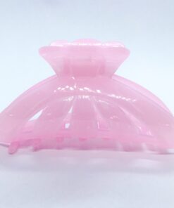 Få en god hårdag hver dag Med vores udvalg af håraccessories. Gå efter retro-looket med hårklemmer i 90’er-stil og hårbøjler, eller silkeglatte scrunchies og flotte hårbånd, som gør den almindelige hestehale ekstra fin. Til de mere formelle begivenheder har vi hårklemmer med perler og matchende øreringe. Uanset lejligheden kan du opgradere dit look med disse håraccessories. Du finder vores hårklemmer lige her og vores hårspænder lige her Hårpynt til kvinder og børn alt i hårklemmer hårspænder hårbøjler og meget meget mere. Vi ved, hvor vigtigt det er at finde den perfekte hårklemme. Som passer til ens egen hårtype. Derfor har vi et stort sortiment af hårklemmer, så du kan finde din personlige favorit! Her kan du finde flere hårklemmer, i forskellige modeller, størrelser og farver. For at du nemt skal kunne finde noget ,som passer til dig både til hverdag og fest. Hos os, kan du shoppe hårklemmer online efter dine ønskemål. Her kan du vælge hårklemmer i plastik, metal og i de materialer, som du foretrækker. Lige meget om det er store og små til din hårtype. Vælg frit, mellem de klassiske ensfarvede hårklemmer, til sæsonenes trendy farver og dekorative hårklemmer med glassten, perler i plast, blomster og meget mere. Hårpynt til kvinder og børn alt i hårklemmer hårspænder hårbøjler og meget meget mere.