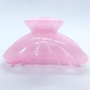 Få en god hårdag hver dag Med vores udvalg af håraccessories. Gå efter retro-looket med hårklemmer i 90’er-stil og hårbøjler, eller silkeglatte scrunchies og flotte hårbånd, som gør den almindelige hestehale ekstra fin. Til de mere formelle begivenheder har vi hårklemmer med perler og matchende øreringe. Uanset lejligheden kan du opgradere dit look med disse håraccessories. Du finder vores hårklemmer lige her og vores hårspænder lige her Hårpynt til kvinder og børn alt i hårklemmer hårspænder hårbøjler og meget meget mere. Vi ved, hvor vigtigt det er at finde den perfekte hårklemme. Som passer til ens egen hårtype. Derfor har vi et stort sortiment af hårklemmer, så du kan finde din personlige favorit! Her kan du finde flere hårklemmer, i forskellige modeller, størrelser og farver. For at du nemt skal kunne finde noget ,som passer til dig både til hverdag og fest. Hos os, kan du shoppe hårklemmer online efter dine ønskemål. Her kan du vælge hårklemmer i plastik, metal og i de materialer, som du foretrækker. Lige meget om det er store og små til din hårtype. Vælg frit, mellem de klassiske ensfarvede hårklemmer, til sæsonenes trendy farver og dekorative hårklemmer med glassten, perler i plast, blomster og meget mere. Hårpynt til kvinder og børn alt i hårklemmer hårspænder hårbøjler og meget meget mere.