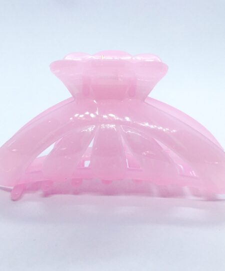 Få en god hårdag hver dag Med vores udvalg af håraccessories. Gå efter retro-looket med hårklemmer i 90’er-stil og hårbøjler, eller silkeglatte scrunchies og flotte hårbånd, som gør den almindelige hestehale ekstra fin. Til de mere formelle begivenheder har vi hårklemmer med perler og matchende øreringe. Uanset lejligheden kan du opgradere dit look med disse håraccessories. Du finder vores hårklemmer lige her og vores hårspænder lige her Hårpynt til kvinder og børn alt i hårklemmer hårspænder hårbøjler og meget meget mere. Vi ved, hvor vigtigt det er at finde den perfekte hårklemme. Som passer til ens egen hårtype. Derfor har vi et stort sortiment af hårklemmer, så du kan finde din personlige favorit! Her kan du finde flere hårklemmer, i forskellige modeller, størrelser og farver. For at du nemt skal kunne finde noget ,som passer til dig både til hverdag og fest. Hos os, kan du shoppe hårklemmer online efter dine ønskemål. Her kan du vælge hårklemmer i plastik, metal og i de materialer, som du foretrækker. Lige meget om det er store og små til din hårtype. Vælg frit, mellem de klassiske ensfarvede hårklemmer, til sæsonenes trendy farver og dekorative hårklemmer med glassten, perler i plast, blomster og meget mere. Hårpynt til kvinder og børn alt i hårklemmer hårspænder hårbøjler og meget meget mere.