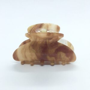 Få en god hårdag hver dag Med vores udvalg af håraccessories. Gå efter retro-looket med hårklemmer i 90’er-stil og hårbøjler, eller silkeglatte scrunchies og flotte hårbånd, som gør den almindelige hestehale ekstra fin. Til de mere formelle begivenheder har vi hårklemmer med perler og matchende øreringe. Uanset lejligheden kan du opgradere dit look med disse håraccessories. Du finder vores hårklemmer lige her og vores hårspænder lige her Hårpynt til kvinder og børn alt i hårklemmer hårspænder hårbøjler og meget meget mere. Vi ved, hvor vigtigt det er at finde den perfekte hårklemme. Som passer til ens egen hårtype. Derfor har vi et stort sortiment af hårklemmer, så du kan finde din personlige favorit! Her kan du finde flere hårklemmer, i forskellige modeller, størrelser og farver. For at du nemt skal kunne finde noget ,som passer til dig både til hverdag og fest. Hos os, kan du shoppe hårklemmer online efter dine ønskemål. Her kan du vælge hårklemmer i plastik, metal og i de materialer, som du foretrækker. Lige meget om det er store og små til din hårtype. Vælg frit, mellem de klassiske ensfarvede hårklemmer, til sæsonenes trendy farver og dekorative hårklemmer med glassten, perler i plast, blomster og meget mere. Hårpynt til kvinder og børn alt i hårklemmer hårspænder hårbøjler og meget meget mere.