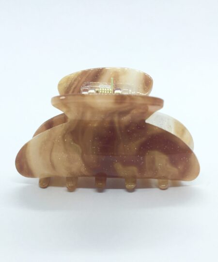 Få en god hårdag hver dag Med vores udvalg af håraccessories. Gå efter retro-looket med hårklemmer i 90’er-stil og hårbøjler, eller silkeglatte scrunchies og flotte hårbånd, som gør den almindelige hestehale ekstra fin. Til de mere formelle begivenheder har vi hårklemmer med perler og matchende øreringe. Uanset lejligheden kan du opgradere dit look med disse håraccessories. Du finder vores hårklemmer lige her og vores hårspænder lige her Hårpynt til kvinder og børn alt i hårklemmer hårspænder hårbøjler og meget meget mere. Vi ved, hvor vigtigt det er at finde den perfekte hårklemme. Som passer til ens egen hårtype. Derfor har vi et stort sortiment af hårklemmer, så du kan finde din personlige favorit! Her kan du finde flere hårklemmer, i forskellige modeller, størrelser og farver. For at du nemt skal kunne finde noget ,som passer til dig både til hverdag og fest. Hos os, kan du shoppe hårklemmer online efter dine ønskemål. Her kan du vælge hårklemmer i plastik, metal og i de materialer, som du foretrækker. Lige meget om det er store og små til din hårtype. Vælg frit, mellem de klassiske ensfarvede hårklemmer, til sæsonenes trendy farver og dekorative hårklemmer med glassten, perler i plast, blomster og meget mere. Hårpynt til kvinder og børn alt i hårklemmer hårspænder hårbøjler og meget meget mere.