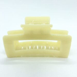 Få en god hårdag hver dag Med vores udvalg af håraccessories. Gå efter retro-looket med hårklemmer i 90’er-stil og hårbøjler, eller silkeglatte scrunchies og flotte hårbånd, som gør den almindelige hestehale ekstra fin. Til de mere formelle begivenheder har vi hårklemmer med perler og matchende øreringe. Uanset lejligheden kan du opgradere dit look med disse håraccessories. Du finder vores hårklemmer lige her og vores hårspænder lige her Hårpynt til kvinder og børn alt i hårklemmer hårspænder hårbøjler og meget meget mere. Vi ved, hvor vigtigt det er at finde den perfekte hårklemme. Som passer til ens egen hårtype. Derfor har vi et stort sortiment af hårklemmer, så du kan finde din personlige favorit! Her kan du finde flere hårklemmer, i forskellige modeller, størrelser og farver. For at du nemt skal kunne finde noget ,som passer til dig både til hverdag og fest. Hos os, kan du shoppe hårklemmer online efter dine ønskemål. Her kan du vælge hårklemmer i plastik, metal og i de materialer, som du foretrækker. Lige meget om det er store og små til din hårtype. Vælg frit, mellem de klassiske ensfarvede hårklemmer, til sæsonenes trendy farver og dekorative hårklemmer med glassten, perler i plast, blomster og meget mere. Hårpynt til kvinder og børn alt i hårklemmer hårspænder hårbøjler og meget meget mere.