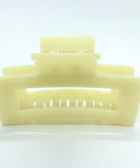 Få en god hårdag hver dag Med vores udvalg af håraccessories. Gå efter retro-looket med hårklemmer i 90’er-stil og hårbøjler, eller silkeglatte scrunchies og flotte hårbånd, som gør den almindelige hestehale ekstra fin. Til de mere formelle begivenheder har vi hårklemmer med perler og matchende øreringe. Uanset lejligheden kan du opgradere dit look med disse håraccessories. Du finder vores hårklemmer lige her og vores hårspænder lige her Hårpynt til kvinder og børn alt i hårklemmer hårspænder hårbøjler og meget meget mere. Vi ved, hvor vigtigt det er at finde den perfekte hårklemme. Som passer til ens egen hårtype. Derfor har vi et stort sortiment af hårklemmer, så du kan finde din personlige favorit! Her kan du finde flere hårklemmer, i forskellige modeller, størrelser og farver. For at du nemt skal kunne finde noget ,som passer til dig både til hverdag og fest. Hos os, kan du shoppe hårklemmer online efter dine ønskemål. Her kan du vælge hårklemmer i plastik, metal og i de materialer, som du foretrækker. Lige meget om det er store og små til din hårtype. Vælg frit, mellem de klassiske ensfarvede hårklemmer, til sæsonenes trendy farver og dekorative hårklemmer med glassten, perler i plast, blomster og meget mere. Hårpynt til kvinder og børn alt i hårklemmer hårspænder hårbøjler og meget meget mere.