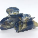 Få en god hårdag hver dag Med vores udvalg af håraccessories. Gå efter retro-looket med hårklemmer i 90’er-stil og hårbøjler, eller silkeglatte scrunchies og flotte hårbånd, som gør den almindelige hestehale ekstra fin. Til de mere formelle begivenheder har vi hårklemmer med perler og matchende øreringe. Uanset lejligheden kan du opgradere dit look med disse håraccessories. Du finder vores hårklemmer lige her og vores hårspænder lige her Hårpynt til kvinder og børn alt i hårklemmer hårspænder hårbøjler og meget meget mere. Vi ved, hvor vigtigt det er at finde den perfekte hårklemme. Som passer til ens egen hårtype. Derfor har vi et stort sortiment af hårklemmer, så du kan finde din personlige favorit! Her kan du finde flere hårklemmer, i forskellige modeller, størrelser og farver. For at du nemt skal kunne finde noget ,som passer til dig både til hverdag og fest. Hos os, kan du shoppe hårklemmer online efter dine ønskemål. Her kan du vælge hårklemmer i plastik, metal og i de materialer, som du foretrækker. Lige meget om det er store og små til din hårtype. Vælg frit, mellem de klassiske ensfarvede hårklemmer, til sæsonenes trendy farver og dekorative hårklemmer med glassten, perler i plast, blomster og meget mere. Hårpynt til kvinder og børn alt i hårklemmer hårspænder hårbøjler og meget meget mere.