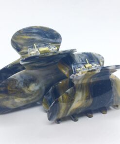 Få en god hårdag hver dag Med vores udvalg af håraccessories. Gå efter retro-looket med hårklemmer i 90’er-stil og hårbøjler, eller silkeglatte scrunchies og flotte hårbånd, som gør den almindelige hestehale ekstra fin. Til de mere formelle begivenheder har vi hårklemmer med perler og matchende øreringe. Uanset lejligheden kan du opgradere dit look med disse håraccessories. Du finder vores hårklemmer lige her og vores hårspænder lige her Hårpynt til kvinder og børn alt i hårklemmer hårspænder hårbøjler og meget meget mere. Vi ved, hvor vigtigt det er at finde den perfekte hårklemme. Som passer til ens egen hårtype. Derfor har vi et stort sortiment af hårklemmer, så du kan finde din personlige favorit! Her kan du finde flere hårklemmer, i forskellige modeller, størrelser og farver. For at du nemt skal kunne finde noget ,som passer til dig både til hverdag og fest. Hos os, kan du shoppe hårklemmer online efter dine ønskemål. Her kan du vælge hårklemmer i plastik, metal og i de materialer, som du foretrækker. Lige meget om det er store og små til din hårtype. Vælg frit, mellem de klassiske ensfarvede hårklemmer, til sæsonenes trendy farver og dekorative hårklemmer med glassten, perler i plast, blomster og meget mere. Hårpynt til kvinder og børn alt i hårklemmer hårspænder hårbøjler og meget meget mere.