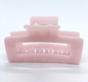 Få en god hårdag hver dag Med vores udvalg af håraccessories. Gå efter retro-looket med hårklemmer i 90’er-stil og hårbøjler, eller silkeglatte scrunchies og flotte hårbånd, som gør den almindelige hestehale ekstra fin. Til de mere formelle begivenheder har vi hårklemmer med perler og matchende øreringe. Uanset lejligheden kan du opgradere dit look med disse håraccessories. Du finder vores hårklemmer lige her og vores hårspænder lige her Hårpynt til kvinder og børn alt i hårklemmer hårspænder hårbøjler og meget meget mere. Vi ved, hvor vigtigt det er at finde den perfekte hårklemme. Som passer til ens egen hårtype. Derfor har vi et stort sortiment af hårklemmer, så du kan finde din personlige favorit! Her kan du finde flere hårklemmer, i forskellige modeller, størrelser og farver. For at du nemt skal kunne finde noget ,som passer til dig både til hverdag og fest. Hos os, kan du shoppe hårklemmer online efter dine ønskemål. Her kan du vælge hårklemmer i plastik, metal og i de materialer, som du foretrækker. Lige meget om det er store og små til din hårtype. Vælg frit, mellem de klassiske ensfarvede hårklemmer, til sæsonenes trendy farver og dekorative hårklemmer med glassten, perler i plast, blomster og meget mere. Hårpynt til kvinder og børn alt i hårklemmer hårspænder hårbøjler og meget meget mere.