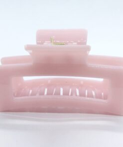 Få en god hårdag hver dag Med vores udvalg af håraccessories. Gå efter retro-looket med hårklemmer i 90’er-stil og hårbøjler, eller silkeglatte scrunchies og flotte hårbånd, som gør den almindelige hestehale ekstra fin. Til de mere formelle begivenheder har vi hårklemmer med perler og matchende øreringe. Uanset lejligheden kan du opgradere dit look med disse håraccessories. Du finder vores hårklemmer lige her og vores hårspænder lige her Hårpynt til kvinder og børn alt i hårklemmer hårspænder hårbøjler og meget meget mere. Vi ved, hvor vigtigt det er at finde den perfekte hårklemme. Som passer til ens egen hårtype. Derfor har vi et stort sortiment af hårklemmer, så du kan finde din personlige favorit! Her kan du finde flere hårklemmer, i forskellige modeller, størrelser og farver. For at du nemt skal kunne finde noget ,som passer til dig både til hverdag og fest. Hos os, kan du shoppe hårklemmer online efter dine ønskemål. Her kan du vælge hårklemmer i plastik, metal og i de materialer, som du foretrækker. Lige meget om det er store og små til din hårtype. Vælg frit, mellem de klassiske ensfarvede hårklemmer, til sæsonenes trendy farver og dekorative hårklemmer med glassten, perler i plast, blomster og meget mere. Hårpynt til kvinder og børn alt i hårklemmer hårspænder hårbøjler og meget meget mere.