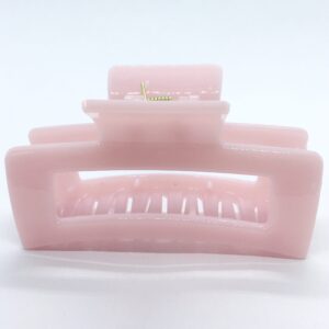 Få en god hårdag hver dag Med vores udvalg af håraccessories. Gå efter retro-looket med hårklemmer i 90’er-stil og hårbøjler, eller silkeglatte scrunchies og flotte hårbånd, som gør den almindelige hestehale ekstra fin. Til de mere formelle begivenheder har vi hårklemmer med perler og matchende øreringe. Uanset lejligheden kan du opgradere dit look med disse håraccessories. Du finder vores hårklemmer lige her og vores hårspænder lige her Hårpynt til kvinder og børn alt i hårklemmer hårspænder hårbøjler og meget meget mere. Vi ved, hvor vigtigt det er at finde den perfekte hårklemme. Som passer til ens egen hårtype. Derfor har vi et stort sortiment af hårklemmer, så du kan finde din personlige favorit! Her kan du finde flere hårklemmer, i forskellige modeller, størrelser og farver. For at du nemt skal kunne finde noget ,som passer til dig både til hverdag og fest. Hos os, kan du shoppe hårklemmer online efter dine ønskemål. Her kan du vælge hårklemmer i plastik, metal og i de materialer, som du foretrækker. Lige meget om det er store og små til din hårtype. Vælg frit, mellem de klassiske ensfarvede hårklemmer, til sæsonenes trendy farver og dekorative hårklemmer med glassten, perler i plast, blomster og meget mere. Hårpynt til kvinder og børn alt i hårklemmer hårspænder hårbøjler og meget meget mere.