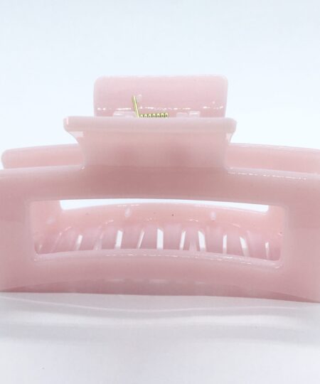 Få en god hårdag hver dag Med vores udvalg af håraccessories. Gå efter retro-looket med hårklemmer i 90’er-stil og hårbøjler, eller silkeglatte scrunchies og flotte hårbånd, som gør den almindelige hestehale ekstra fin. Til de mere formelle begivenheder har vi hårklemmer med perler og matchende øreringe. Uanset lejligheden kan du opgradere dit look med disse håraccessories. Du finder vores hårklemmer lige her og vores hårspænder lige her Hårpynt til kvinder og børn alt i hårklemmer hårspænder hårbøjler og meget meget mere. Vi ved, hvor vigtigt det er at finde den perfekte hårklemme. Som passer til ens egen hårtype. Derfor har vi et stort sortiment af hårklemmer, så du kan finde din personlige favorit! Her kan du finde flere hårklemmer, i forskellige modeller, størrelser og farver. For at du nemt skal kunne finde noget ,som passer til dig både til hverdag og fest. Hos os, kan du shoppe hårklemmer online efter dine ønskemål. Her kan du vælge hårklemmer i plastik, metal og i de materialer, som du foretrækker. Lige meget om det er store og små til din hårtype. Vælg frit, mellem de klassiske ensfarvede hårklemmer, til sæsonenes trendy farver og dekorative hårklemmer med glassten, perler i plast, blomster og meget mere. Hårpynt til kvinder og børn alt i hårklemmer hårspænder hårbøjler og meget meget mere.