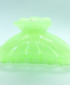 Få en god hårdag hver dag Med vores udvalg af håraccessories. Gå efter retro-looket med hårklemmer i 90’er-stil og hårbøjler, eller silkeglatte scrunchies og flotte hårbånd, som gør den almindelige hestehale ekstra fin. Til de mere formelle begivenheder har vi hårklemmer med perler og matchende øreringe. Uanset lejligheden kan du opgradere dit look med disse håraccessories. Du finder vores hårklemmer lige her og vores hårspænder lige her Hårpynt til kvinder og børn alt i hårklemmer hårspænder hårbøjler og meget meget mere. Vi ved, hvor vigtigt det er at finde den perfekte hårklemme. Som passer til ens egen hårtype. Derfor har vi et stort sortiment af hårklemmer, så du kan finde din personlige favorit! Her kan du finde flere hårklemmer, i forskellige modeller, størrelser og farver. For at du nemt skal kunne finde noget ,som passer til dig både til hverdag og fest. Hos os, kan du shoppe hårklemmer online efter dine ønskemål. Her kan du vælge hårklemmer i plastik, metal og i de materialer, som du foretrækker. Lige meget om det er store og små til din hårtype. Vælg frit, mellem de klassiske ensfarvede hårklemmer, til sæsonenes trendy farver og dekorative hårklemmer med glassten, perler i plast, blomster og meget mere. Hårpynt til kvinder og børn alt i hårklemmer hårspænder hårbøjler og meget meget mere.