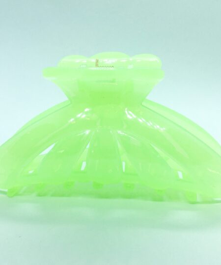 Få en god hårdag hver dag Med vores udvalg af håraccessories. Gå efter retro-looket med hårklemmer i 90’er-stil og hårbøjler, eller silkeglatte scrunchies og flotte hårbånd, som gør den almindelige hestehale ekstra fin. Til de mere formelle begivenheder har vi hårklemmer med perler og matchende øreringe. Uanset lejligheden kan du opgradere dit look med disse håraccessories. Du finder vores hårklemmer lige her og vores hårspænder lige her Hårpynt til kvinder og børn alt i hårklemmer hårspænder hårbøjler og meget meget mere. Vi ved, hvor vigtigt det er at finde den perfekte hårklemme. Som passer til ens egen hårtype. Derfor har vi et stort sortiment af hårklemmer, så du kan finde din personlige favorit! Her kan du finde flere hårklemmer, i forskellige modeller, størrelser og farver. For at du nemt skal kunne finde noget ,som passer til dig både til hverdag og fest. Hos os, kan du shoppe hårklemmer online efter dine ønskemål. Her kan du vælge hårklemmer i plastik, metal og i de materialer, som du foretrækker. Lige meget om det er store og små til din hårtype. Vælg frit, mellem de klassiske ensfarvede hårklemmer, til sæsonenes trendy farver og dekorative hårklemmer med glassten, perler i plast, blomster og meget mere. Hårpynt til kvinder og børn alt i hårklemmer hårspænder hårbøjler og meget meget mere.