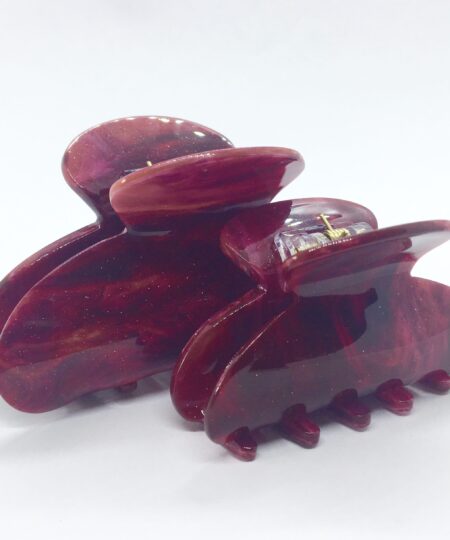 Få en god hårdag hver dag Med vores udvalg af håraccessories. Gå efter retro-looket med hårklemmer i 90’er-stil og hårbøjler, eller silkeglatte scrunchies og flotte hårbånd, som gør den almindelige hestehale ekstra fin. Til de mere formelle begivenheder har vi hårklemmer med perler og matchende øreringe. Uanset lejligheden kan du opgradere dit look med disse håraccessories. Du finder vores hårklemmer lige her og vores hårspænder lige her Hårpynt til kvinder og børn alt i hårklemmer hårspænder hårbøjler og meget meget mere. Vi ved, hvor vigtigt det er at finde den perfekte hårklemme. Som passer til ens egen hårtype. Derfor har vi et stort sortiment af hårklemmer, så du kan finde din personlige favorit! Her kan du finde flere hårklemmer, i forskellige modeller, størrelser og farver. For at du nemt skal kunne finde noget ,som passer til dig både til hverdag og fest. Hos os, kan du shoppe hårklemmer online efter dine ønskemål. Her kan du vælge hårklemmer i plastik, metal og i de materialer, som du foretrækker. Lige meget om det er store og små til din hårtype. Vælg frit, mellem de klassiske ensfarvede hårklemmer, til sæsonenes trendy farver og dekorative hårklemmer med glassten, perler i plast, blomster og meget mere. Hårpynt til kvinder og børn alt i hårklemmer hårspænder hårbøjler og meget meget mere.