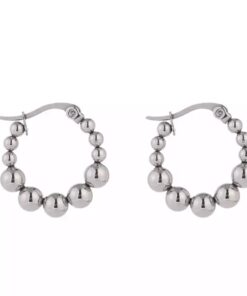 øreringe Oplev den ultimative elegance med vores unikke udvalg af øreringe til salg! Vores håndplukkede kollektion tilbyder et væld af stilarter, fra klassiske og tidløse designs til moderne og iøjnefaldende statement-stykker. Uanset om du er på udkig efter noget subtilt til hverdagsbrug eller ønsker at skille dig ud til særlige begivenheder, har vi de perfekte øreringe til dig. Køb nu og tilføj en strålende og personlig touch til dine outfits!