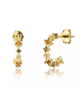 Oplev den ultimative elegance med vores unikke udvalg af øreringe til salg! Vores håndplukkede kollektion tilbyder et væld af stilarter, fra klassiske og tidløse designs til moderne og iøjnefaldende statement-stykker. Uanset om du er på udkig efter noget subtilt til hverdagsbrug eller ønsker at skille dig ud til særlige begivenheder, har vi de perfekte øreringe til dig. Køb nu og tilføj en strålende og personlig touch til dine outfits!