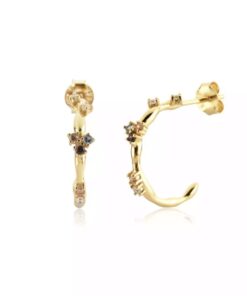 øreringe Oplev den ultimative elegance med vores unikke udvalg af øreringe til salg! Vores håndplukkede kollektion tilbyder et væld af stilarter, fra klassiske og tidløse designs til moderne og iøjnefaldende statement-stykker. Uanset om du er på udkig efter noget subtilt til hverdagsbrug eller ønsker at skille dig ud til særlige begivenheder, har vi de perfekte øreringe til dig. Køb nu og tilføj en strålende og personlig touch til dine outfits!