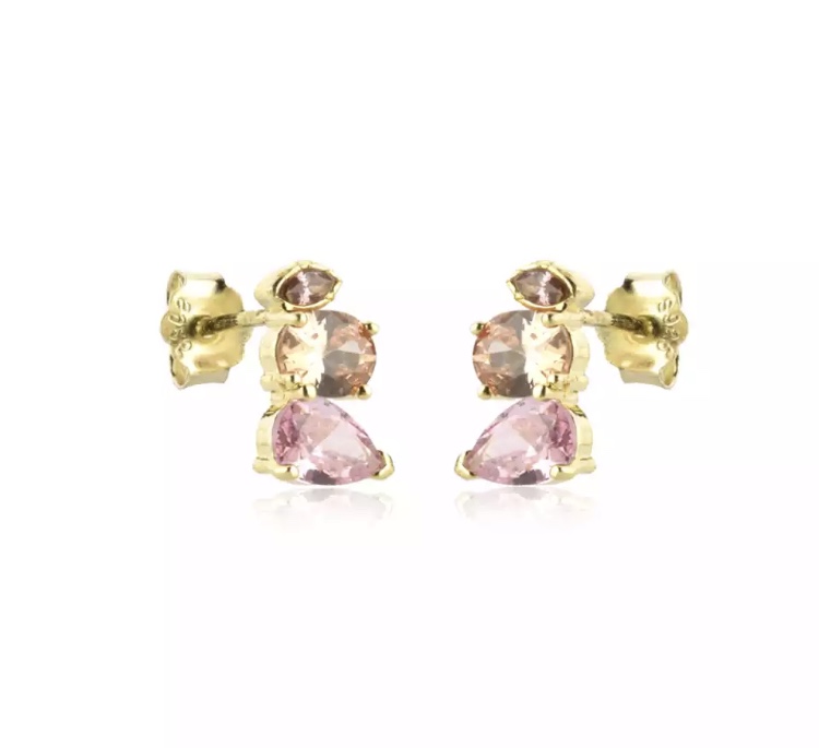 Oplev den ultimative elegance med vores unikke udvalg af øreringe til salg! Vores håndplukkede kollektion tilbyder et væld af stilarter, fra klassiske og tidløse designs til moderne og iøjnefaldende statement-stykker. Uanset om du er på udkig efter noget subtilt til hverdagsbrug eller ønsker at skille dig ud til særlige begivenheder, har vi de perfekte øreringe til dig. Køb nu og tilføj en strålende og personlig touch til dine outfits!