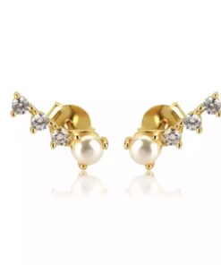 øreringe Oplev den ultimative elegance med vores unikke udvalg af øreringe til salg! Vores håndplukkede kollektion tilbyder et væld af stilarter, fra klassiske og tidløse designs til moderne og iøjnefaldende statement-stykker. Uanset om du er på udkig efter noget subtilt til hverdagsbrug eller ønsker at skille dig ud til særlige begivenheder, har vi de perfekte øreringe til dig. Køb nu og tilføj en strålende og personlig touch til dine outfits!