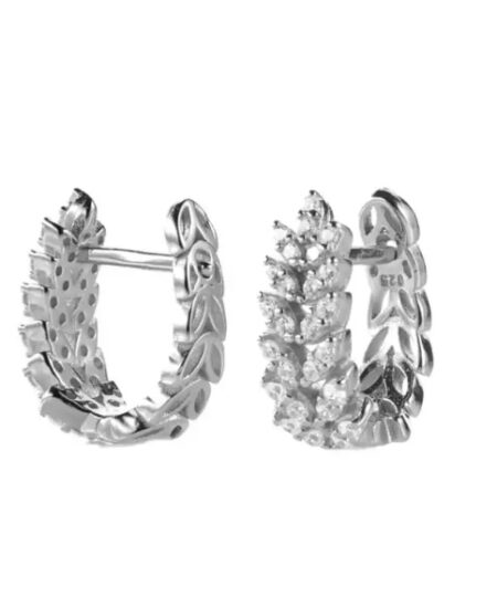 øreringe Oplev den ultimative elegance med vores unikke udvalg af øreringe til salg! Vores håndplukkede kollektion tilbyder et væld af stilarter, fra klassiske og tidløse designs til moderne og iøjnefaldende statement-stykker. Uanset om du er på udkig efter noget subtilt til hverdagsbrug eller ønsker at skille dig ud til særlige begivenheder, har vi de perfekte øreringe til dig. Køb nu og tilføj en strålende og personlig touch til dine outfits!