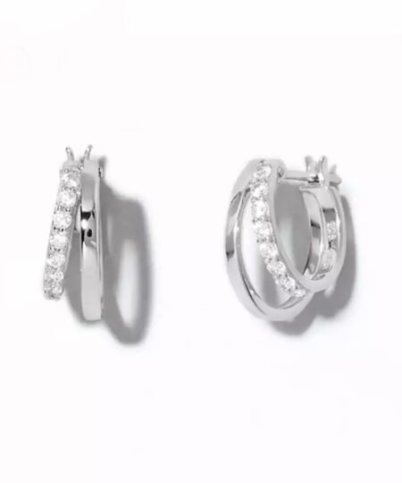 øreringe Oplev den ultimative elegance med vores unikke udvalg af øreringe til salg! Vores håndplukkede kollektion tilbyder et væld af stilarter, fra klassiske og tidløse designs til moderne og iøjnefaldende statement-stykker. Uanset om du er på udkig efter noget subtilt til hverdagsbrug eller ønsker at skille dig ud til særlige begivenheder, har vi de perfekte øreringe til dig. Køb nu og tilføj en strålende og personlig touch til dine outfits!