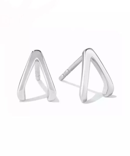 Ørering Oplev den ultimative elegance med vores unikke udvalg af øreringe til salg! Vores håndplukkede kollektion tilbyder et væld af stilarter, fra klassiske og tidløse designs til moderne og iøjnefaldende statement-stykker. Uanset om du er på udkig efter noget subtilt til hverdagsbrug eller ønsker at skille dig ud til særlige begivenheder, har vi de perfekte øreringe til dig. Køb nu og tilføj en strålende og personlig touch til dine outfits!