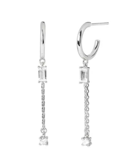 øreringe Oplev den ultimative elegance med vores unikke udvalg af øreringe til salg! Vores håndplukkede kollektion tilbyder et væld af stilarter, fra klassiske og tidløse designs til moderne og iøjnefaldende statement-stykker. Uanset om du er på udkig efter noget subtilt til hverdagsbrug eller ønsker at skille dig ud til særlige begivenheder, har vi de perfekte øreringe til dig. Køb nu og tilføj en strålende og personlig touch til dine outfits!