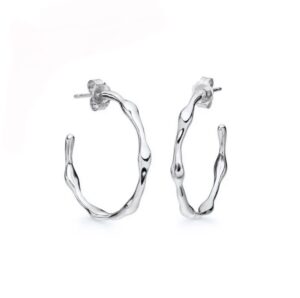 øreringe Oplev den ultimative elegance med vores unikke udvalg af øreringe til salg! Vores håndplukkede kollektion tilbyder et væld af stilarter, fra klassiske og tidløse designs til moderne og iøjnefaldende statement-stykker. Uanset om du er på udkig efter noget subtilt til hverdagsbrug eller ønsker at skille dig ud til særlige begivenheder, har vi de perfekte øreringe til dig. Køb nu og tilføj en strålende og personlig touch til dine outfits!