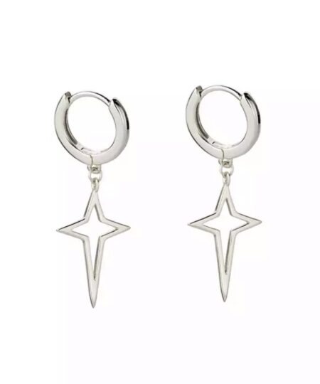 øreringe Oplev den ultimative elegance med vores unikke udvalg af øreringe til salg! Vores håndplukkede kollektion tilbyder et væld af stilarter, fra klassiske og tidløse designs til moderne og iøjnefaldende statement-stykker. Uanset om du er på udkig efter noget subtilt til hverdagsbrug eller ønsker at skille dig ud til særlige begivenheder, har vi de perfekte øreringe til dig. Køb nu og tilføj en strålende og personlig touch til dine outfits!