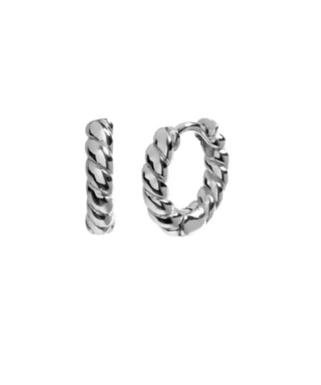 Øreringe Oplev den ultimative elegance med vores unikke udvalg af øreringe til salg! Vores håndplukkede kollektion tilbyder et væld af stilarter, fra klassiske og tidløse designs til moderne og iøjnefaldende statement-stykker. Uanset om du er på udkig efter noget subtilt til hverdagsbrug eller ønsker at skille dig ud til særlige begivenheder, har vi de perfekte øreringe til dig. Køb nu og tilføj en strålende og personlig touch til dine outfits! Find den perfekte julegave eller fødselsdagsgave til hende blandt vores betagende udvalg af smukke smykker, herunder øreringe og halskæder! Vores kollektion er nøje udvalgt for at tilbyde en bred vifte af stilfulde designs, der vil glæde enhver kvinde. Uanset om du ønsker at forære hende et tidløst og klassisk smykke eller ønsker at overraske med en moderne og iøjnefaldende kreation, har vi den ideelle gave til hende. Vores smykker er skabt med dedikation og kærlighed for at bringe glæde til hverdagen og skabe mindeværdige øjeblikke. Køb nu, og lad vores julegave eller fødselsdagsgave til hende smykker være den perfekte gave, der vil skinne som de mest dyrebare juveler i hendes samling.