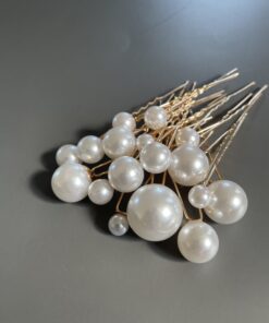 Hårpynt til brude og konfirmander – Smukke og elegante detaljer Gør din store dag uforglemmelig med vores eksklusive hårpynt til brude og konfirmander. Fra klassiske perlehårnåle til moderne blomsterkranse og gnistrende tiaraer – vi har det perfekte hårtilbehør til at fuldende dit look. Vores håndlavede designs skaber elegance og skønhed, der passer til enhver stil. Find din drømmehårpynt hos os og strål som aldrig før! Shop nu og gør din dag ekstra magisk.