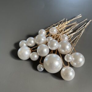 Hårpynt til brude og konfirmander – Smukke og elegante detaljer Gør din store dag uforglemmelig med vores eksklusive hårpynt til brude og konfirmander. Fra klassiske perlehårnåle til moderne blomsterkranse og gnistrende tiaraer – vi har det perfekte hårtilbehør til at fuldende dit look. Vores håndlavede designs skaber elegance og skønhed, der passer til enhver stil. Find din drømmehårpynt hos os og strål som aldrig før! Shop nu og gør din dag ekstra magisk.
