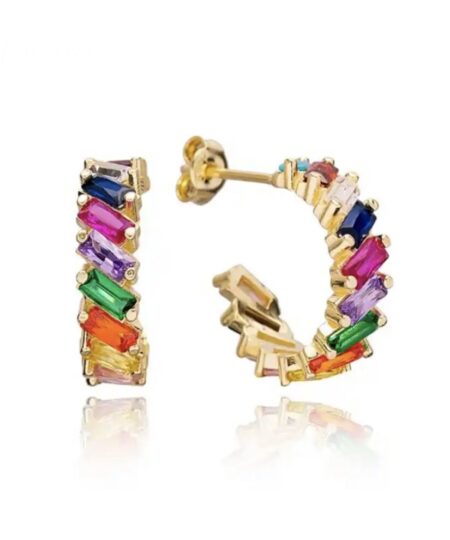 Øreringe Oplev den ultimative elegance med vores unikke udvalg af øreringe til salg! Vores håndplukkede kollektion tilbyder et væld af stilarter, fra klassiske og tidløse designs til moderne og iøjnefaldende statement-stykker. Uanset om du er på udkig efter noget subtilt til hverdagsbrug eller ønsker at skille dig ud til særlige begivenheder, har vi de perfekte øreringe til dig. Køb nu og tilføj en strålende og personlig touch til dine outfits! Find den perfekte julegave eller fødselsdagsgave til hende blandt vores betagende udvalg af smukke smykker, herunder øreringe og halskæder! Vores kollektion er nøje udvalgt for at tilbyde en bred vifte af stilfulde designs, der vil glæde enhver kvinde. Uanset om du ønsker at forære hende et tidløst og klassisk smykke eller ønsker at overraske med en moderne og iøjnefaldende kreation, har vi den ideelle gave til hende. Vores smykker er skabt med dedikation og kærlighed for at bringe glæde til hverdagen og skabe mindeværdige øjeblikke. Køb nu, og lad vores julegave eller fødselsdagsgave til hende smykker være den perfekte gave, der vil skinne som de mest dyrebare juveler i hendes samling.
