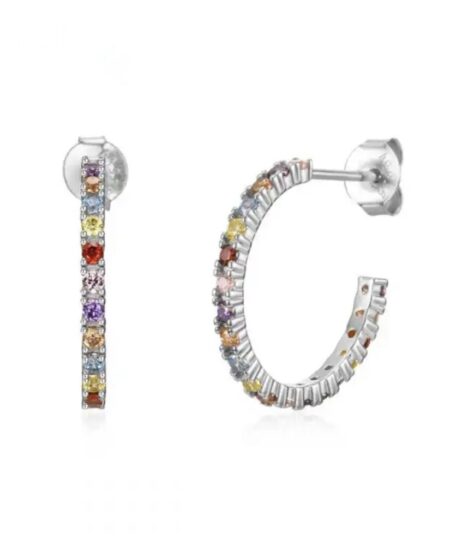Øreringe Oplev den ultimative elegance med vores unikke udvalg af øreringe til salg! Vores håndplukkede kollektion tilbyder et væld af stilarter, fra klassiske og tidløse designs til moderne og iøjnefaldende statement-stykker. Uanset om du er på udkig efter noget subtilt til hverdagsbrug eller ønsker at skille dig ud til særlige begivenheder, har vi de perfekte øreringe til dig. Køb nu og tilføj en strålende og personlig touch til dine outfits! Find den perfekte julegave eller fødselsdagsgave til hende blandt vores betagende udvalg af smukke smykker, herunder øreringe og halskæder! Vores kollektion er nøje udvalgt for at tilbyde en bred vifte af stilfulde designs, der vil glæde enhver kvinde. Uanset om du ønsker at forære hende et tidløst og klassisk smykke eller ønsker at overraske med en moderne og iøjnefaldende kreation, har vi den ideelle gave til hende. Vores smykker er skabt med dedikation og kærlighed for at bringe glæde til hverdagen og skabe mindeværdige øjeblikke. Køb nu, og lad vores julegave eller fødselsdagsgave til hende smykker være den perfekte gave, der vil skinne som de mest dyrebare juveler i hendes samling.