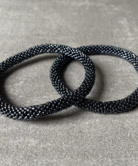Nepal perle armbåndNepal armbånd er en inspirerende og fascinerende smykkegenre, der vækker interessen hos smykkeentusiaster over hele verden. Disse håndlavede armbånd er kunstværker, der udstråler autenticitet, skønhed og dyb symbolik. Lad os dykke ned i den betagende verden af Nepal armbånd og udforske, hvad der gør dem så unikke og eftertragtede. Hvert Nepal armbånd er unikt, og det er netop denne individualitet, der appellerer til mange. Armbåndene er ofte skabt af dygtige nepalesiske håndværkere, der gennem generationer har forfinet deres teknikker til at skabe smykker af høj kvalitet. Disse håndværkere bruger traditionelle metoder, som har været en del af Nepals kultur og historie i århundreder. Processen er omhyggelig og kræver en stor grad af præcision og tålmodighed, hvilket gør hvert armbånd til en kærlighedsfyldt skabelse. Nepal armbånd er kendt for deres farverige og levende design. De er ofte dekoreret med perler, ædelstene, træ, metal eller andre naturlige materialer, hvilket giver dem et unikt udseende. Hvert enkelt element, der anvendes i armbåndene, er udvalgt omhyggeligt for at skabe en harmonisk kombination af farver og teksturer. Disse elementer er ofte inspireret af Nepals rige natur og kultur, hvilket giver armbåndene en autentisk følelse og en stærk forbindelse til landet. Symbolik spiller også en vigtig rolle i Nepal armbåndenes popularitet. Mange af armbåndene har indgraverede mønstre eller symboler, der repræsenterer vigtige aspekter af Nepals traditioner og spiritualitet. Disse symboler kan have betydning for held, lykke, kærlighed, beskyttelse eller en dybere forbindelse til naturen. At bære et Nepal armbånd kan derfor have en dybere betydning for bæreren og kan fungere som en påmindelse om deres forbindelse til Nepals rige arv. Nepal armbånd er ikke kun smukke smykker, men de har også en stærk social og kulturel betydning. Mange af disse smykker er håndlavede af kvinder, der er en del af samfundet i landområderne i Nepal. Produktionen af armbåndene giver disse kvinder mulighed for at skabe en bæredygtig indkomst, forbedre deres levevilkår og styrke deres selvstændighed. Når du køber et Nepal armbånd, bidrager du derfor til at støtte en positiv social indvirkning og bevare traditionelle håndværksmæssige metoder. Udover deres kulturelle og sociale betydning er Nepal armbånd også en favorit blandt modebevidste enkeltpersoner, der ønsker at tilføje en unik og autentisk touch til deres stil. Disse armbånd kan styles på utallige måder, uanset om du ønsker at skabe et bohemeinspireret look, en farverig festlig stil eller en subtil og elegant kombination. Der er et Nepal armbånd til enhver lejlighed og enhver personlig præference. I det store udvalg af smykker, der findes i dagens marked, skiller Nepal armbånd sig ud som en særlig perle. Deres håndlavede karakter, farverige design, dybe symbolik og sociale indvirkning gør dem til mere end bare smykker - de er en form for kunst og kultur, der fortæller historien om Nepal og dets folk. Ved at bære et Nepal armbånd, bærer du også med dig en del af dette rige og inspirerende land. Så uanset om du leder efter en meningsfuld gave eller ønsker at berige din egen smykkesamling, vil et Nepal armbånd være et mindeværdigt og værdsat valg.