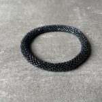 Nepal perle armbånd Nepal armbånd er en inspirerende og fascinerende smykkegenre, der vækker interessen hos smykkeentusiaster over hele verden. Disse håndlavede armbånd er kunstværker, der udstråler autenticitet, skønhed og dyb symbolik. Lad os dykke ned i den betagende verden af Nepal armbånd og udforske, hvad der gør dem så unikke og eftertragtede. Hvert Nepal armbånd er unikt, og det er netop denne individualitet, der appellerer til mange. Armbåndene er ofte skabt af dygtige nepalesiske håndværkere, der gennem generationer har forfinet deres teknikker til at skabe smykker af høj kvalitet. Disse håndværkere bruger traditionelle metoder, som har været en del af Nepals kultur og historie i århundreder. Processen er omhyggelig og kræver en stor grad af præcision og tålmodighed, hvilket gør hvert armbånd til en kærlighedsfyldt skabelse. Nepal armbånd er kendt for deres farverige og levende design. De er ofte dekoreret med perler, ædelstene, træ, metal eller andre naturlige materialer, hvilket giver dem et unikt udseende. Hvert enkelt element, der anvendes i armbåndene, er udvalgt omhyggeligt for at skabe en harmonisk kombination af farver og teksturer. Disse elementer er ofte inspireret af Nepals rige natur og kultur, hvilket giver armbåndene en autentisk følelse og en stærk forbindelse til landet. Symbolik spiller også en vigtig rolle i Nepal armbåndenes popularitet. Mange af armbåndene har indgraverede mønstre eller symboler, der repræsenterer vigtige aspekter af Nepals traditioner og spiritualitet. Disse symboler kan have betydning for held, lykke, kærlighed, beskyttelse eller en dybere forbindelse til naturen. At bære et Nepal armbånd kan derfor have en dybere betydning for bæreren og kan fungere som en påmindelse om deres forbindelse til Nepals rige arv. Nepal armbånd er ikke kun smukke smykker, men de har også en stærk social og kulturel betydning. Mange af disse smykker er håndlavede af kvinder, der er en del af samfundet i landområderne i Nepal. Produktionen af armbåndene giver disse kvinder mulighed for at skabe en bæredygtig indkomst, forbedre deres levevilkår og styrke deres selvstændighed. Når du køber et Nepal armbånd, bidrager du derfor til at støtte en positiv social indvirkning og bevare traditionelle håndværksmæssige metoder. Udover deres kulturelle og sociale betydning er Nepal armbånd også en favorit blandt modebevidste enkeltpersoner, der ønsker at tilføje en unik og autentisk touch til deres stil. Disse armbånd kan styles på utallige måder, uanset om du ønsker at skabe et bohemeinspireret look, en farverig festlig stil eller en subtil og elegant kombination. Der er et Nepal armbånd til enhver lejlighed og enhver personlig præference. I det store udvalg af smykker, der findes i dagens marked, skiller Nepal armbånd sig ud som en særlig perle. Deres håndlavede karakter, farverige design, dybe symbolik og sociale indvirkning gør dem til mere end bare smykker - de er en form for kunst og kultur, der fortæller historien om Nepal og dets folk. Ved at bære et Nepal armbånd, bærer du også med dig en del af dette rige og inspirerende land. Så uanset om du leder efter en meningsfuld gave eller ønsker at berige din egen smykkesamling, vil et Nepal armbånd være et mindeværdigt og værdsat valg.