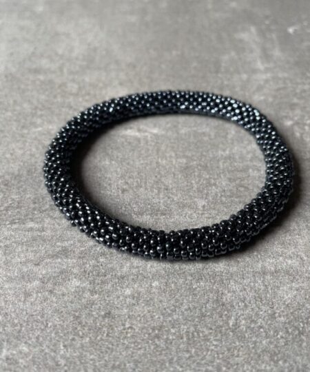 Nepal perle armbånd Nepal armbånd er en inspirerende og fascinerende smykkegenre, der vækker interessen hos smykkeentusiaster over hele verden. Disse håndlavede armbånd er kunstværker, der udstråler autenticitet, skønhed og dyb symbolik. Lad os dykke ned i den betagende verden af Nepal armbånd og udforske, hvad der gør dem så unikke og eftertragtede. Hvert Nepal armbånd er unikt, og det er netop denne individualitet, der appellerer til mange. Armbåndene er ofte skabt af dygtige nepalesiske håndværkere, der gennem generationer har forfinet deres teknikker til at skabe smykker af høj kvalitet. Disse håndværkere bruger traditionelle metoder, som har været en del af Nepals kultur og historie i århundreder. Processen er omhyggelig og kræver en stor grad af præcision og tålmodighed, hvilket gør hvert armbånd til en kærlighedsfyldt skabelse. Nepal armbånd er kendt for deres farverige og levende design. De er ofte dekoreret med perler, ædelstene, træ, metal eller andre naturlige materialer, hvilket giver dem et unikt udseende. Hvert enkelt element, der anvendes i armbåndene, er udvalgt omhyggeligt for at skabe en harmonisk kombination af farver og teksturer. Disse elementer er ofte inspireret af Nepals rige natur og kultur, hvilket giver armbåndene en autentisk følelse og en stærk forbindelse til landet. Symbolik spiller også en vigtig rolle i Nepal armbåndenes popularitet. Mange af armbåndene har indgraverede mønstre eller symboler, der repræsenterer vigtige aspekter af Nepals traditioner og spiritualitet. Disse symboler kan have betydning for held, lykke, kærlighed, beskyttelse eller en dybere forbindelse til naturen. At bære et Nepal armbånd kan derfor have en dybere betydning for bæreren og kan fungere som en påmindelse om deres forbindelse til Nepals rige arv. Nepal armbånd er ikke kun smukke smykker, men de har også en stærk social og kulturel betydning. Mange af disse smykker er håndlavede af kvinder, der er en del af samfundet i landområderne i Nepal. Produktionen af armbåndene giver disse kvinder mulighed for at skabe en bæredygtig indkomst, forbedre deres levevilkår og styrke deres selvstændighed. Når du køber et Nepal armbånd, bidrager du derfor til at støtte en positiv social indvirkning og bevare traditionelle håndværksmæssige metoder. Udover deres kulturelle og sociale betydning er Nepal armbånd også en favorit blandt modebevidste enkeltpersoner, der ønsker at tilføje en unik og autentisk touch til deres stil. Disse armbånd kan styles på utallige måder, uanset om du ønsker at skabe et bohemeinspireret look, en farverig festlig stil eller en subtil og elegant kombination. Der er et Nepal armbånd til enhver lejlighed og enhver personlig præference. I det store udvalg af smykker, der findes i dagens marked, skiller Nepal armbånd sig ud som en særlig perle. Deres håndlavede karakter, farverige design, dybe symbolik og sociale indvirkning gør dem til mere end bare smykker - de er en form for kunst og kultur, der fortæller historien om Nepal og dets folk. Ved at bære et Nepal armbånd, bærer du også med dig en del af dette rige og inspirerende land. Så uanset om du leder efter en meningsfuld gave eller ønsker at berige din egen smykkesamling, vil et Nepal armbånd være et mindeværdigt og værdsat valg.