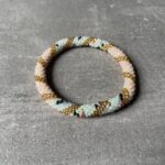 Nepal perle armbånd Nepal armbånd er en inspirerende og fascinerende smykkegenre, der vækker interessen hos smykkeentusiaster over hele verden. Disse håndlavede armbånd er kunstværker, der udstråler autenticitet, skønhed og dyb symbolik. Lad os dykke ned i den betagende verden af Nepal armbånd og udforske, hvad der gør dem så unikke og eftertragtede. Hvert Nepal armbånd er unikt, og det er netop denne individualitet, der appellerer til mange. Armbåndene er ofte skabt af dygtige nepalesiske håndværkere, der gennem generationer har forfinet deres teknikker til at skabe smykker af høj kvalitet. Disse håndværkere bruger traditionelle metoder, som har været en del af Nepals kultur og historie i århundreder. Processen er omhyggelig og kræver en stor grad af præcision og tålmodighed, hvilket gør hvert armbånd til en kærlighedsfyldt skabelse. Nepal armbånd er kendt for deres farverige og levende design. De er ofte dekoreret med perler, ædelstene, træ, metal eller andre naturlige materialer, hvilket giver dem et unikt udseende. Hvert enkelt element, der anvendes i armbåndene, er udvalgt omhyggeligt for at skabe en harmonisk kombination af farver og teksturer. Disse elementer er ofte inspireret af Nepals rige natur og kultur, hvilket giver armbåndene en autentisk følelse og en stærk forbindelse til landet. Symbolik spiller også en vigtig rolle i Nepal armbåndenes popularitet. Mange af armbåndene har indgraverede mønstre eller symboler, der repræsenterer vigtige aspekter af Nepals traditioner og spiritualitet. Disse symboler kan have betydning for held, lykke, kærlighed, beskyttelse eller en dybere forbindelse til naturen. At bære et Nepal armbånd kan derfor have en dybere betydning for bæreren og kan fungere som en påmindelse om deres forbindelse til Nepals rige arv. Nepal armbånd er ikke kun smukke smykker, men de har også en stærk social og kulturel betydning. Mange af disse smykker er håndlavede af kvinder, der er en del af samfundet i landområderne i Nepal. Produktionen af armbåndene giver disse kvinder mulighed for at skabe en bæredygtig indkomst, forbedre deres levevilkår og styrke deres selvstændighed. Når du køber et Nepal armbånd, bidrager du derfor til at støtte en positiv social indvirkning og bevare traditionelle håndværksmæssige metoder. Udover deres kulturelle og sociale betydning er Nepal armbånd også en favorit blandt modebevidste enkeltpersoner, der ønsker at tilføje en unik og autentisk touch til deres stil. Disse armbånd kan styles på utallige måder, uanset om du ønsker at skabe et bohemeinspireret look, en farverig festlig stil eller en subtil og elegant kombination. Der er et Nepal armbånd til enhver lejlighed og enhver personlig præference. I det store udvalg af smykker, der findes i dagens marked, skiller Nepal armbånd sig ud som en særlig perle. Deres håndlavede karakter, farverige design, dybe symbolik og sociale indvirkning gør dem til mere end bare smykker - de er en form for kunst og kultur, der fortæller historien om Nepal og dets folk. Ved at bære et Nepal armbånd, bærer du også med dig en del af dette rige og inspirerende land. Så uanset om du leder efter en meningsfuld gave eller ønsker at berige din egen smykkesamling, vil et Nepal armbånd være et mindeværdigt og værdsat valg.