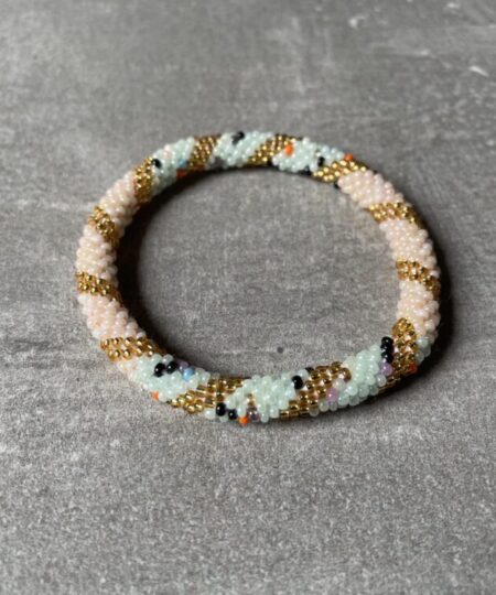 Nepal perle armbånd Nepal armbånd er en inspirerende og fascinerende smykkegenre, der vækker interessen hos smykkeentusiaster over hele verden. Disse håndlavede armbånd er kunstværker, der udstråler autenticitet, skønhed og dyb symbolik. Lad os dykke ned i den betagende verden af Nepal armbånd og udforske, hvad der gør dem så unikke og eftertragtede. Hvert Nepal armbånd er unikt, og det er netop denne individualitet, der appellerer til mange. Armbåndene er ofte skabt af dygtige nepalesiske håndværkere, der gennem generationer har forfinet deres teknikker til at skabe smykker af høj kvalitet. Disse håndværkere bruger traditionelle metoder, som har været en del af Nepals kultur og historie i århundreder. Processen er omhyggelig og kræver en stor grad af præcision og tålmodighed, hvilket gør hvert armbånd til en kærlighedsfyldt skabelse. Nepal armbånd er kendt for deres farverige og levende design. De er ofte dekoreret med perler, ædelstene, træ, metal eller andre naturlige materialer, hvilket giver dem et unikt udseende. Hvert enkelt element, der anvendes i armbåndene, er udvalgt omhyggeligt for at skabe en harmonisk kombination af farver og teksturer. Disse elementer er ofte inspireret af Nepals rige natur og kultur, hvilket giver armbåndene en autentisk følelse og en stærk forbindelse til landet. Symbolik spiller også en vigtig rolle i Nepal armbåndenes popularitet. Mange af armbåndene har indgraverede mønstre eller symboler, der repræsenterer vigtige aspekter af Nepals traditioner og spiritualitet. Disse symboler kan have betydning for held, lykke, kærlighed, beskyttelse eller en dybere forbindelse til naturen. At bære et Nepal armbånd kan derfor have en dybere betydning for bæreren og kan fungere som en påmindelse om deres forbindelse til Nepals rige arv. Nepal armbånd er ikke kun smukke smykker, men de har også en stærk social og kulturel betydning. Mange af disse smykker er håndlavede af kvinder, der er en del af samfundet i landområderne i Nepal. Produktionen af armbåndene giver disse kvinder mulighed for at skabe en bæredygtig indkomst, forbedre deres levevilkår og styrke deres selvstændighed. Når du køber et Nepal armbånd, bidrager du derfor til at støtte en positiv social indvirkning og bevare traditionelle håndværksmæssige metoder. Udover deres kulturelle og sociale betydning er Nepal armbånd også en favorit blandt modebevidste enkeltpersoner, der ønsker at tilføje en unik og autentisk touch til deres stil. Disse armbånd kan styles på utallige måder, uanset om du ønsker at skabe et bohemeinspireret look, en farverig festlig stil eller en subtil og elegant kombination. Der er et Nepal armbånd til enhver lejlighed og enhver personlig præference. I det store udvalg af smykker, der findes i dagens marked, skiller Nepal armbånd sig ud som en særlig perle. Deres håndlavede karakter, farverige design, dybe symbolik og sociale indvirkning gør dem til mere end bare smykker - de er en form for kunst og kultur, der fortæller historien om Nepal og dets folk. Ved at bære et Nepal armbånd, bærer du også med dig en del af dette rige og inspirerende land. Så uanset om du leder efter en meningsfuld gave eller ønsker at berige din egen smykkesamling, vil et Nepal armbånd være et mindeværdigt og værdsat valg.