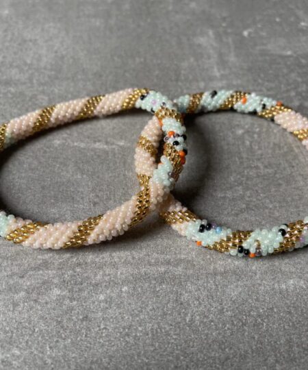 Nepal perle armbånd Nepal armbånd er en inspirerende og fascinerende smykkegenre, der vækker interessen hos smykkeentusiaster over hele verden. Disse håndlavede armbånd er kunstværker, der udstråler autenticitet, skønhed og dyb symbolik. Lad os dykke ned i den betagende verden af Nepal armbånd og udforske, hvad der gør dem så unikke og eftertragtede. Hvert Nepal armbånd er unikt, og det er netop denne individualitet, der appellerer til mange. Armbåndene er ofte skabt af dygtige nepalesiske håndværkere, der gennem generationer har forfinet deres teknikker til at skabe smykker af høj kvalitet. Disse håndværkere bruger traditionelle metoder, som har været en del af Nepals kultur og historie i århundreder. Processen er omhyggelig og kræver en stor grad af præcision og tålmodighed, hvilket gør hvert armbånd til en kærlighedsfyldt skabelse. Nepal armbånd er kendt for deres farverige og levende design. De er ofte dekoreret med perler, ædelstene, træ, metal eller andre naturlige materialer, hvilket giver dem et unikt udseende. Hvert enkelt element, der anvendes i armbåndene, er udvalgt omhyggeligt for at skabe en harmonisk kombination af farver og teksturer. Disse elementer er ofte inspireret af Nepals rige natur og kultur, hvilket giver armbåndene en autentisk følelse og en stærk forbindelse til landet. Symbolik spiller også en vigtig rolle i Nepal armbåndenes popularitet. Mange af armbåndene har indgraverede mønstre eller symboler, der repræsenterer vigtige aspekter af Nepals traditioner og spiritualitet. Disse symboler kan have betydning for held, lykke, kærlighed, beskyttelse eller en dybere forbindelse til naturen. At bære et Nepal armbånd kan derfor have en dybere betydning for bæreren og kan fungere som en påmindelse om deres forbindelse til Nepals rige arv. Nepal armbånd er ikke kun smukke smykker, men de har også en stærk social og kulturel betydning. Mange af disse smykker er håndlavede af kvinder, der er en del af samfundet i landområderne i Nepal. Produktionen af armbåndene giver disse kvinder mulighed for at skabe en bæredygtig indkomst, forbedre deres levevilkår og styrke deres selvstændighed. Når du køber et Nepal armbånd, bidrager du derfor til at støtte en positiv social indvirkning og bevare traditionelle håndværksmæssige metoder. Udover deres kulturelle og sociale betydning er Nepal armbånd også en favorit blandt modebevidste enkeltpersoner, der ønsker at tilføje en unik og autentisk touch til deres stil. Disse armbånd kan styles på utallige måder, uanset om du ønsker at skabe et bohemeinspireret look, en farverig festlig stil eller en subtil og elegant kombination. Der er et Nepal armbånd til enhver lejlighed og enhver personlig præference. I det store udvalg af smykker, der findes i dagens marked, skiller Nepal armbånd sig ud som en særlig perle. Deres håndlavede karakter, farverige design, dybe symbolik og sociale indvirkning gør dem til mere end bare smykker - de er en form for kunst og kultur, der fortæller historien om Nepal og dets folk. Ved at bære et Nepal armbånd, bærer du også med dig en del af dette rige og inspirerende land. Så uanset om du leder efter en meningsfuld gave eller ønsker at berige din egen smykkesamling, vil et Nepal armbånd være et mindeværdigt og værdsat valg.